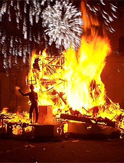 Ritual del fuego en Fallas Valencia